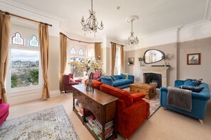 Televisio, pöytätennispöytä, stereot