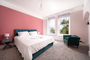 14 chambres, bureau, fer et planche à repasser, lit parapluie