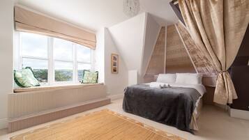 14 Schlafzimmer, Schreibtisch, Bügeleisen/Bügelbrett, Reisekinderbett