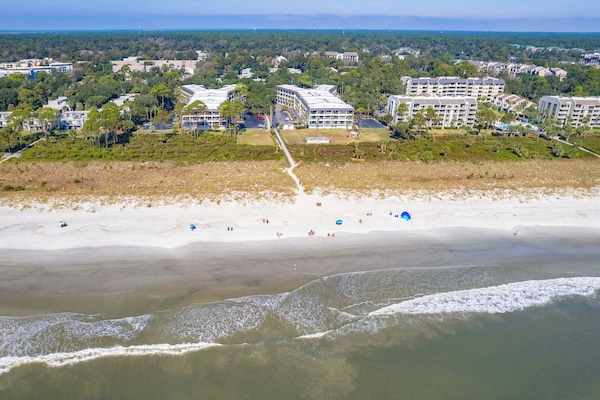 En la playa y camastros