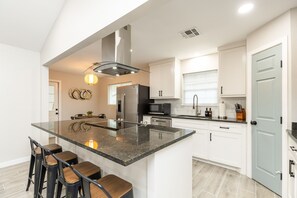 Kjøleskap, mikrobølgeovn, ovn og kokeplater