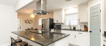 🌴🏠🌴New Remodeled Spacious 4Bedrooms+Office•King Suite• 5Tvs•Games•Garage Parking