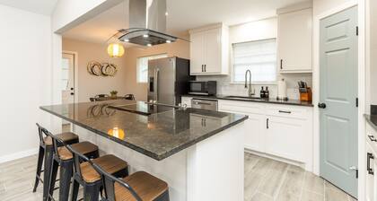 🌴🏠🌴New Remodeled Spacious 4Bedrooms+Office•King Suite• 5Tvs•Games•Garage Parking