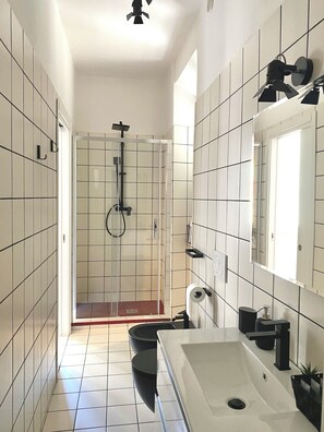 Shower, free toiletries, hair dryer, bidet - Apartment centrally located a 5-minute walk from the beach. (Cupra Marittima)