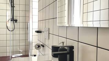 Dusche, kostenlose Toilettenartikel, Haartrockner, Bidet