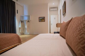 Quadruple Room, Balcony | Kalis bunyi, Wi-fi percuma 