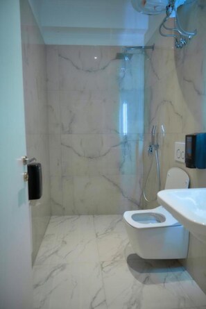 Triple Room | Bathroom | Shower, rainfall showerhead, hair dryer, bathrobes - Kalpazo Inn Tirana (Tirana)