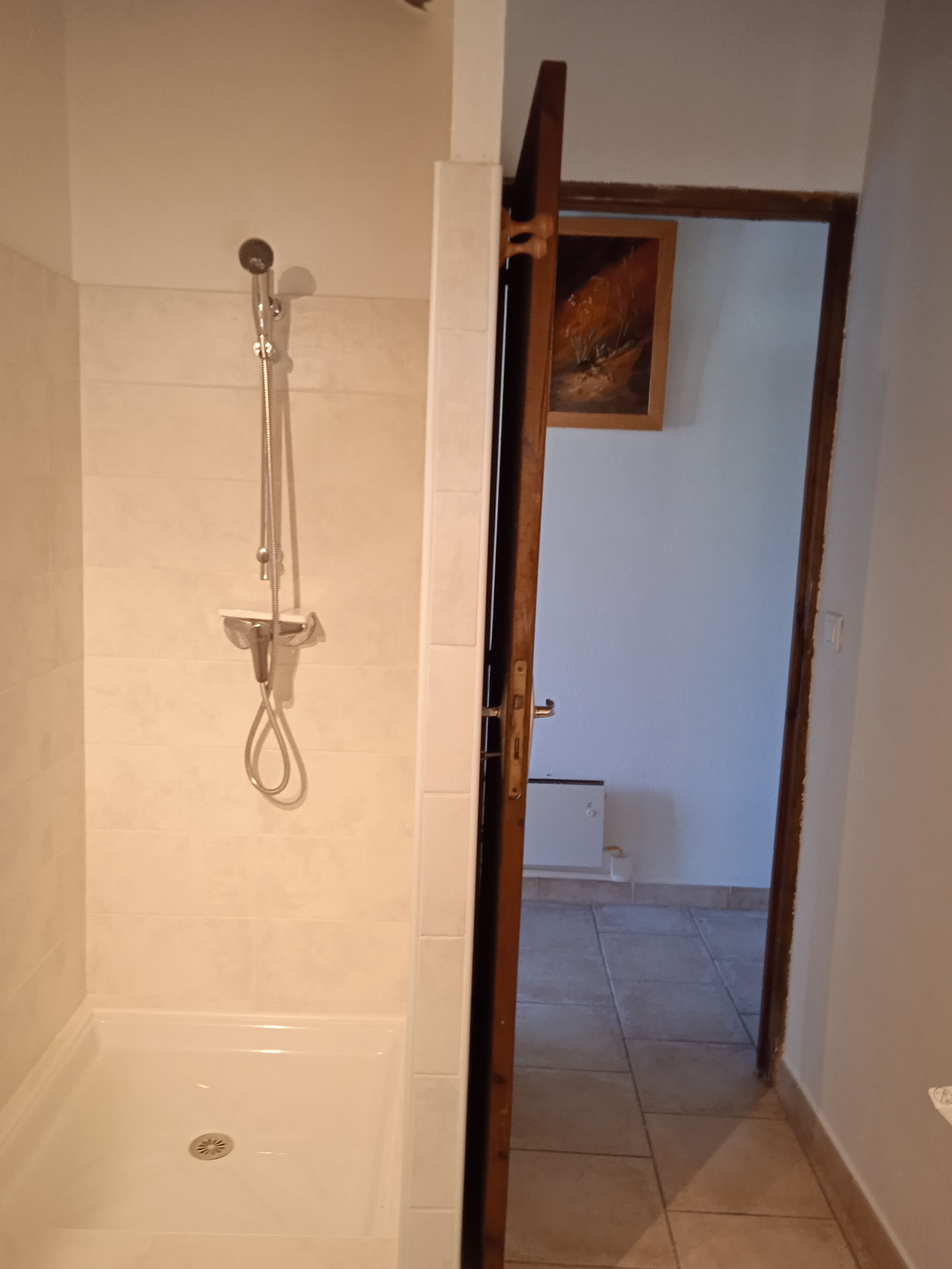 Douche, sèche-cheveux, savon, papier toilette