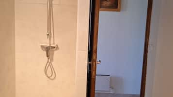 Douche, sĂšche-cheveux, savon, papier toilette