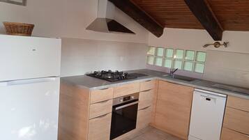 Réfrigérateur, four, plaque de cuisson, lave-vaisselle