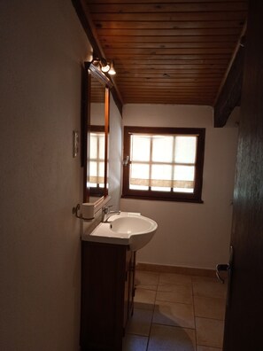 Bruser, hårtørrer, Sæbe, Toiletpapir