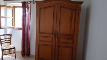 2 chambres, fer et planche Ă repasser, lit parapluie