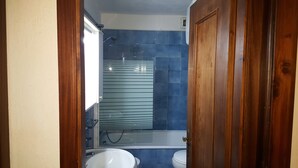A bathroom with a bathtub, two sinks, and a shower. - THREE-ROOM APARTMENT RESIDENCE WITH SWIMMING POOL IN EXCLUSIVE AREA AND NEAR THE SEA (Porto Cervo)
