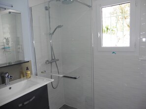 Douche, sèche-cheveux