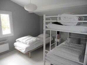 3 bedrooms, iron/ironing board, internet