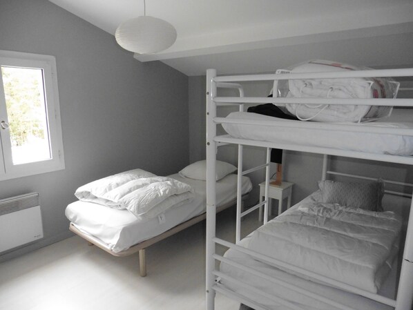 A bunk bed room with white bedding and a window with blinds. - Pierre Grossmann (Rivedoux-Plage)