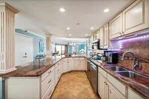 Fridge, microwave, oven, stovetop - IR 515 Beachside 2 bed w/beach service! (Destin)