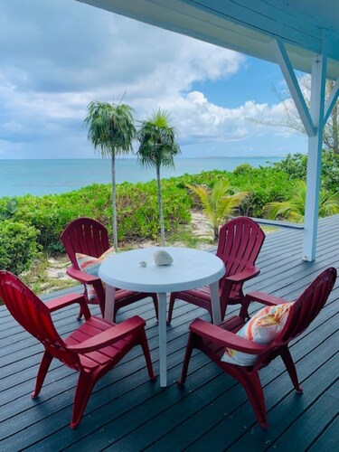 Luxury priv cozy 2-bedroom apart directly on beach within a large Home. Lg deck,