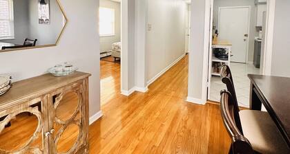 10 minutes to the lake! Family-sized Apt with free parking.