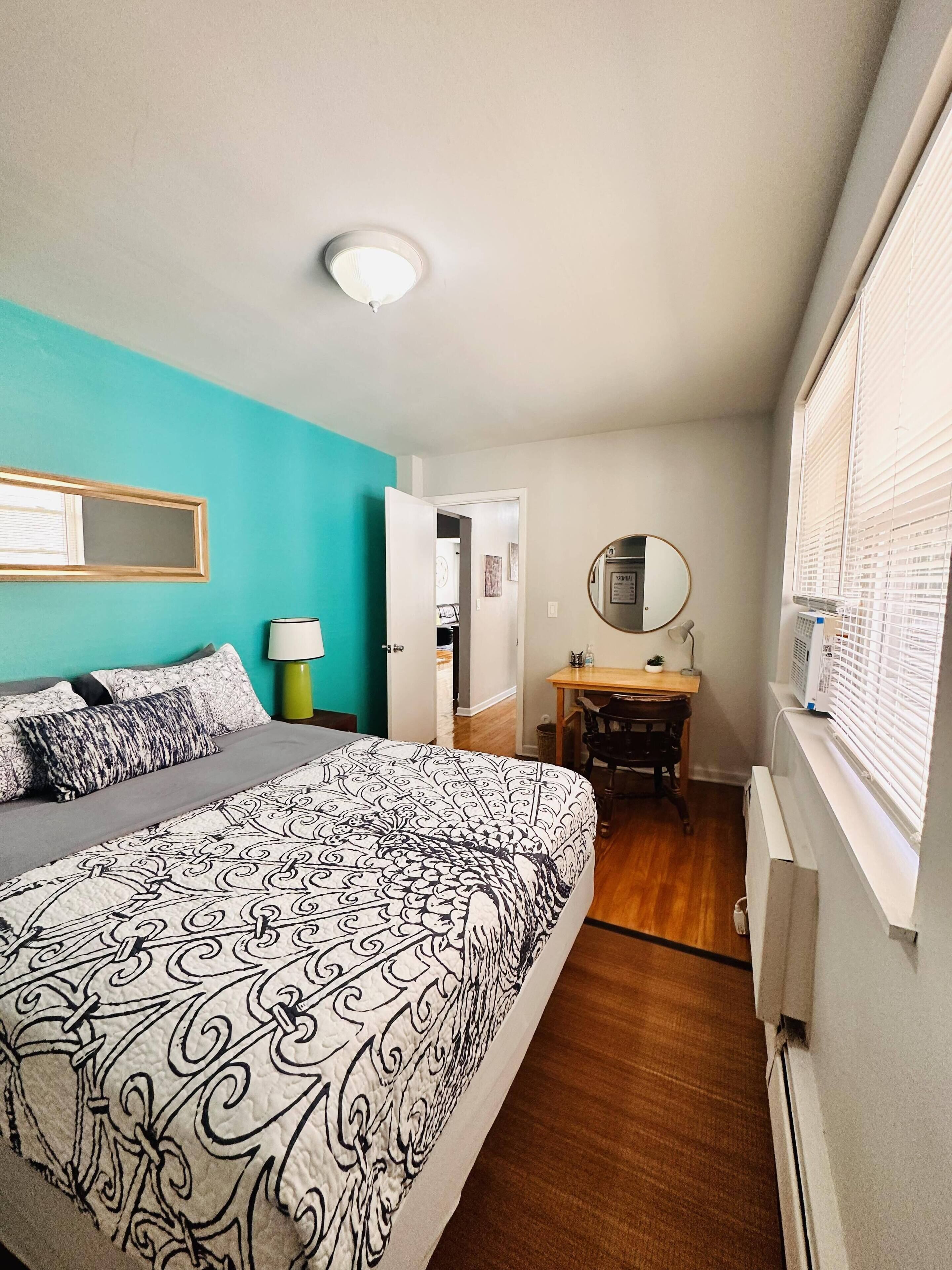 2 habitaciones, tabla de planchar con plancha y cuna de viaje 