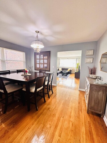 10 minutes to the lake! Family-sized Apt with  free parking.