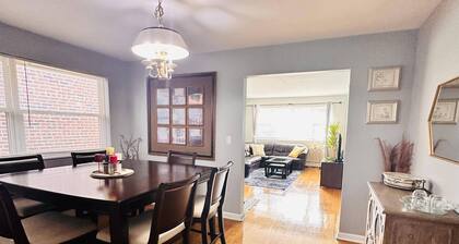 10 minutes to the lake! Family-sized Apt with free parking.