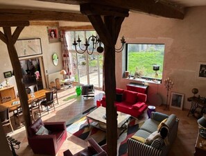 Smart TV y chimenea 