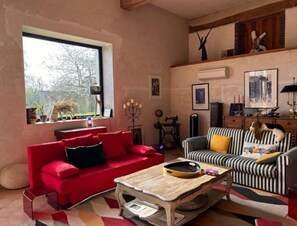 Smart TV y chimenea 