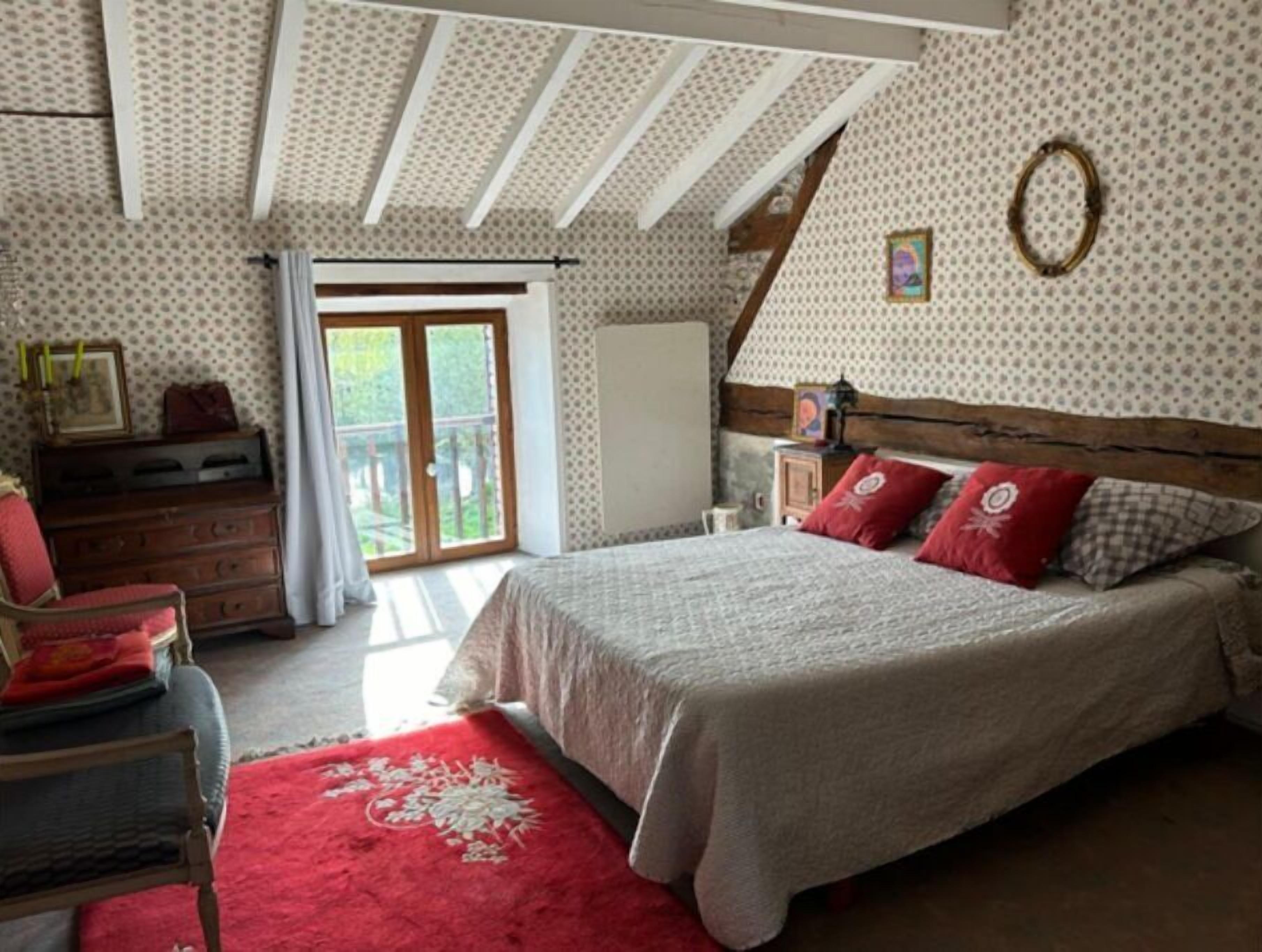 5 bedrooms, iron/ironing board, WiFi, bed sheets