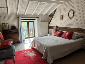5 bedrooms, iron/ironing board, WiFi, bed sheets