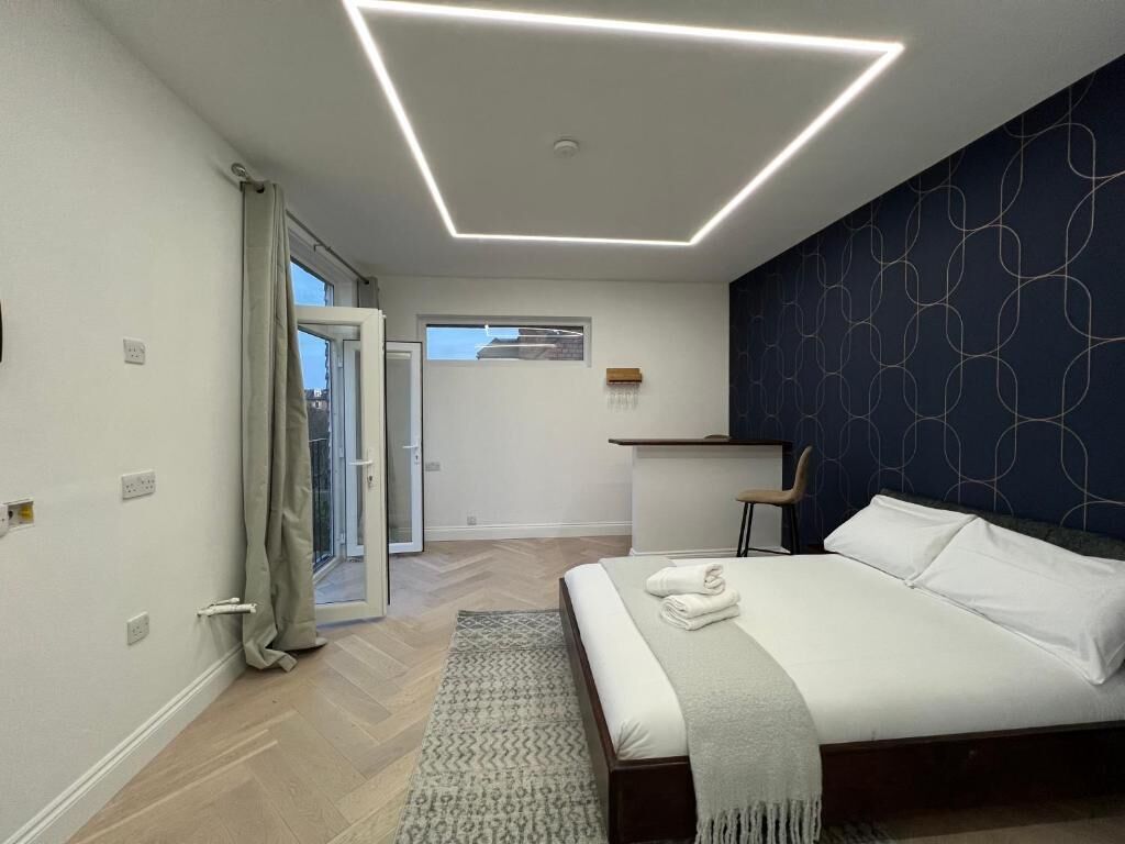 Studio có tầm nhìn toàn cảnh | Bộ đồ giường cao cấp, nệm cao su hoạt tính (memory foam), bàn 