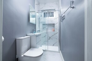 Luxury-Studio | Badezimmer | Dusche, Hydromassagedusche, kostenlose Toilettenartikel, Haartrockner
