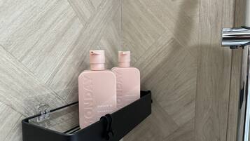 Comfort Studio | Bathroom | Shower, hydromassage showerhead, free toiletries, hair dryer