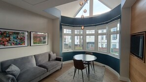 奢华开间 | 高档床上用品、记忆海绵床垫、办公桌、遮光窗帘