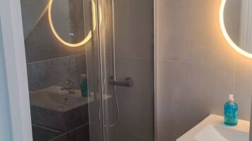 Executive Studio | Bathroom | Shower, hydromassage showerhead, free toiletries, hair dryer