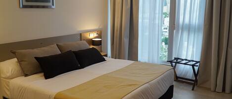 Habitación doble estándar | Ropa de cama de alta calidad, edredón, camas con pillow-top y minibar