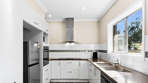 Køleskab, mikrobølgeovn, ovn, kogeplade