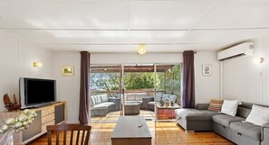 TV - 3 Bedroom Cozy Getaway Pet friendly (Cowes)