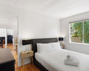 3 habitaciones, tabla de planchar con plancha, wifi y ropa de cama 