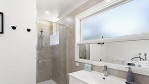 Douche, sĂšche-cheveux, serviettes fournies