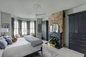 3 bedrooms, iron/ironing board, WiFi, bed sheets - Beauty on Barnard, Luxury | History | Near Forsyth (Savannah)