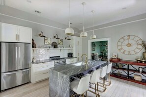Kaffetrakter/tekoker, kjøleskap, mikrobølgeovn og ovn