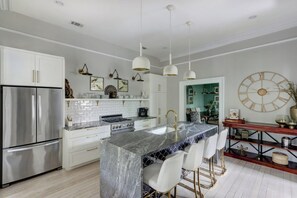 Fridge, microwave, oven, stovetop - Beauty on Barnard, Luxury | History | Near Forsyth (Savannah)