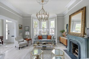 TV, offices - Beauty on Barnard, Luxury | History | Near Forsyth (Savannah)