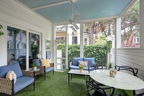 Outdoor dining - Beauty on Barnard, Luxury | History | Near Forsyth (Savannah)