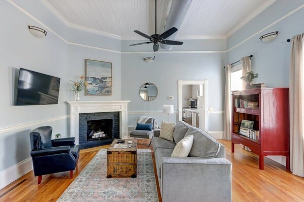 TV, lareira, escritórios