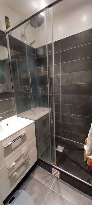 Shower, hair dryer, towels - Duplex Familial Avec un Grand Espace à Vivre - 30 Minutes des Sites JO (Issy-les-Moulineaux)