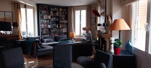 TV, books - Duplex Familial Avec un Grand Espace à Vivre - 30 Minutes des Sites JO (Issy-les-Moulineaux)