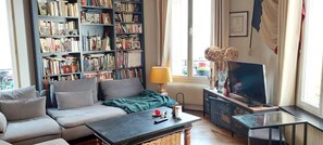 TV, books - Duplex Familial Avec un Grand Espace à Vivre - 30 Minutes des Sites JO (Issy-les-Moulineaux)