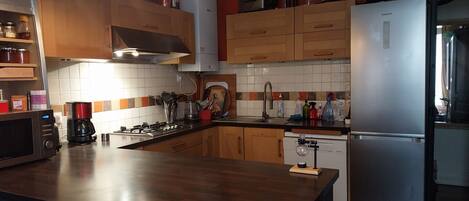 Réfrigérateur, micro-ondes, four, plaque de cuisson